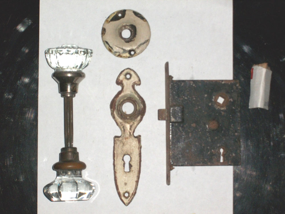 antique door knobs and locks photo - 13