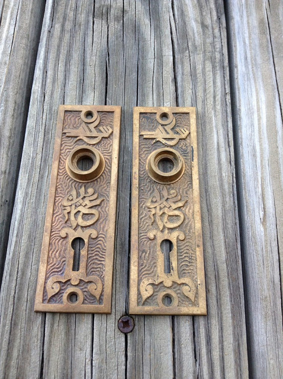 antique door knobs and plates photo - 17