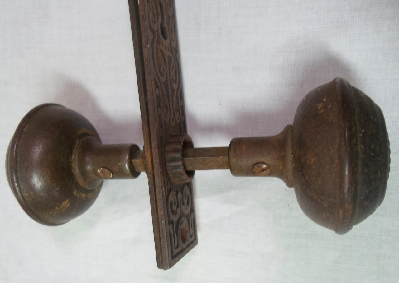 antique door knobs and plates photo - 20