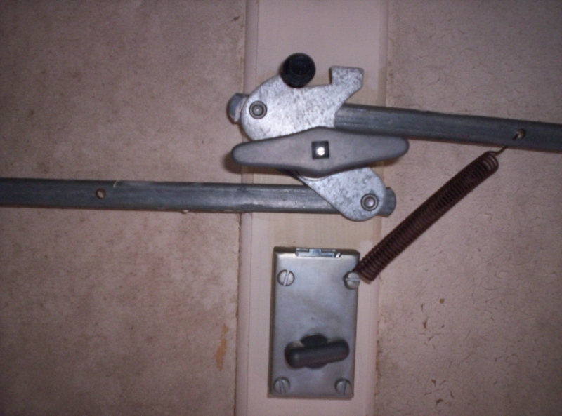 automatic locking door knob photo - 17