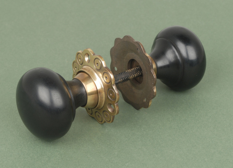 brass door knobs with backplate photo - 6