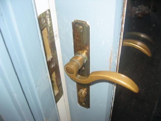 broken door knob photo - 12