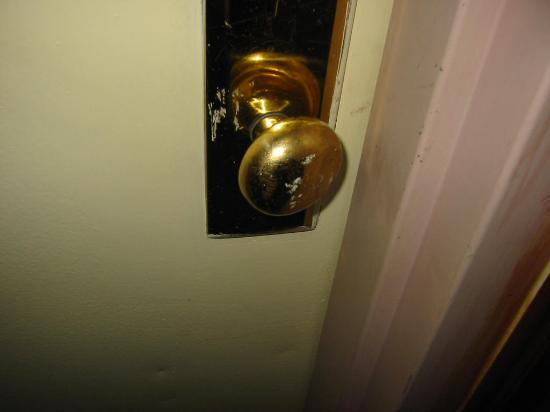 broken door knob photo - 13