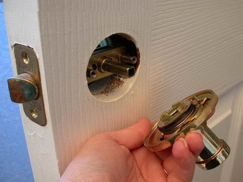 changing a door knob photo - 4