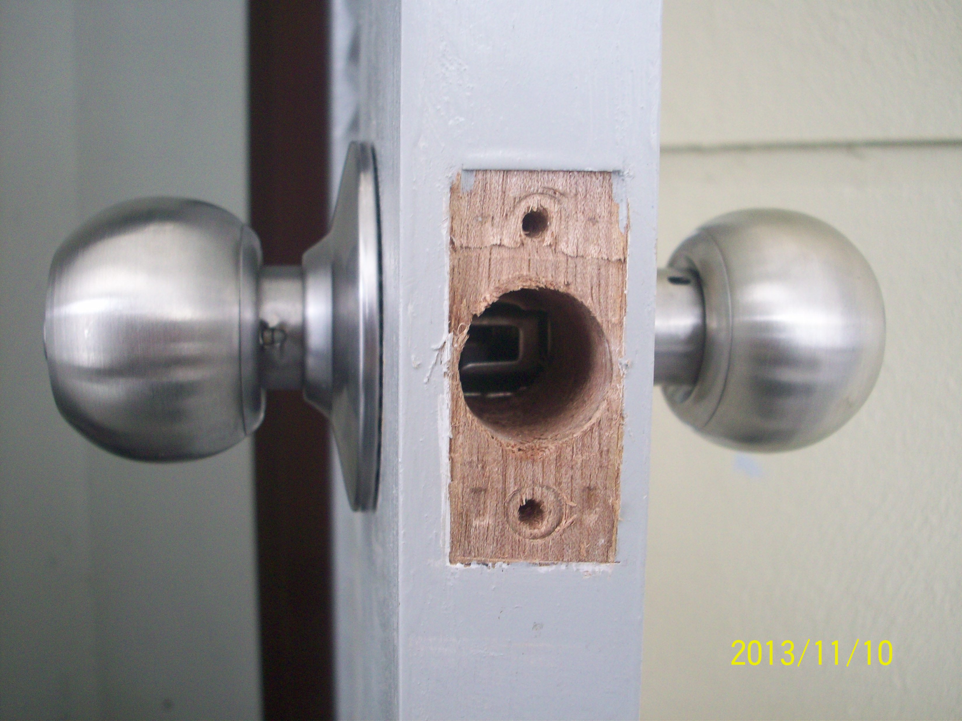 changing door knob photo - 16