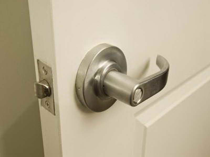 changing door knobs photo - 13