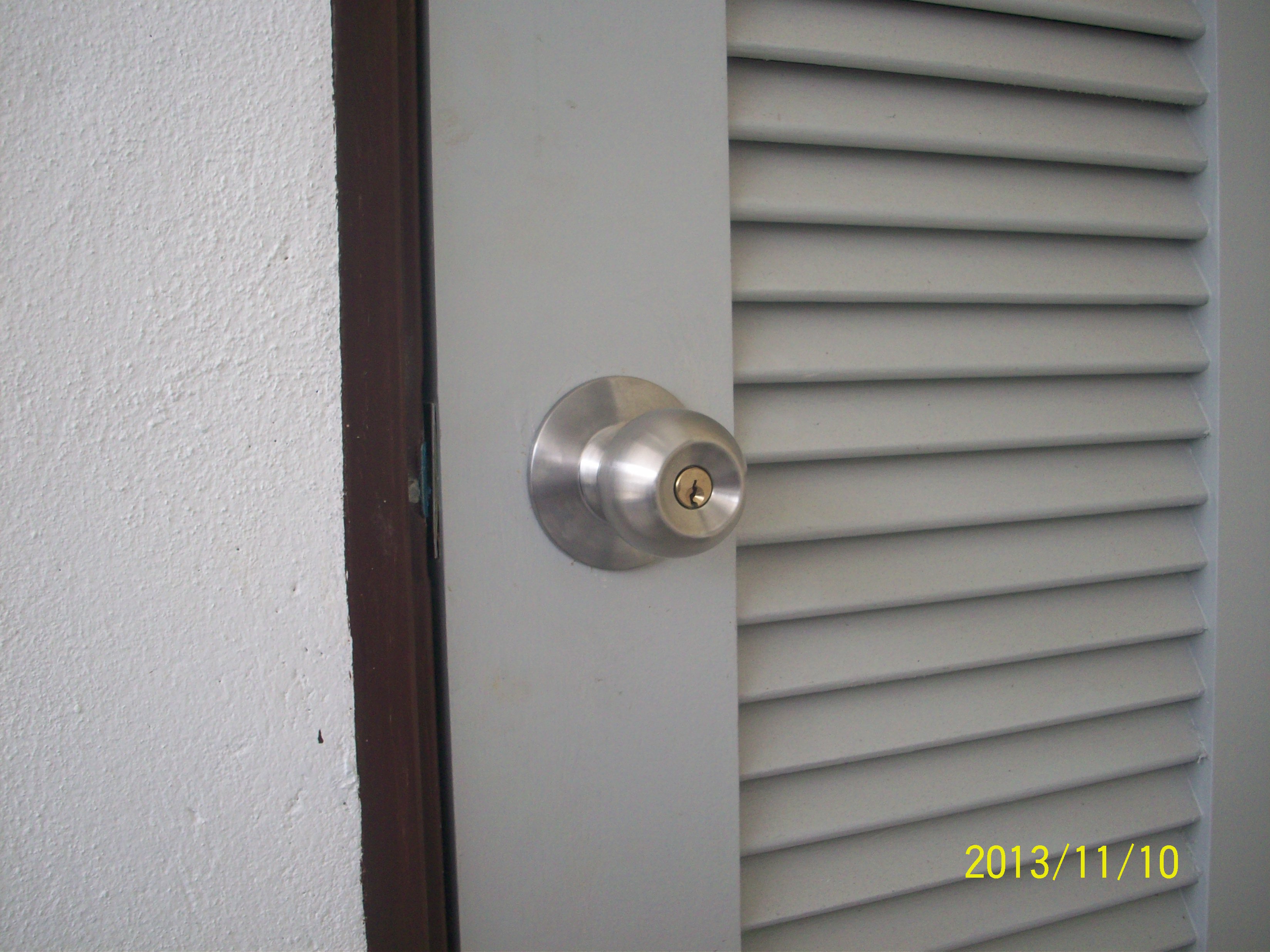 changing door knobs photo - 19