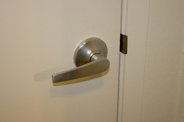 door knob without screws photo - 3
