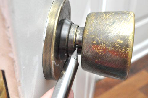 install a door knob photo - 16