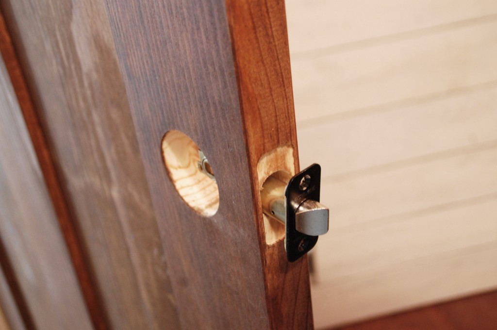 install a door knob photo - 2