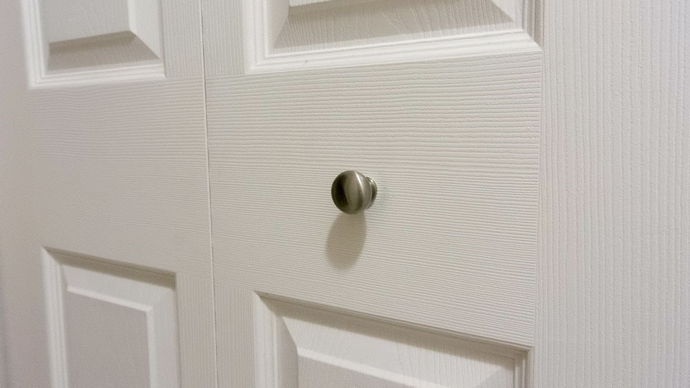 install a door knob photo - 6
