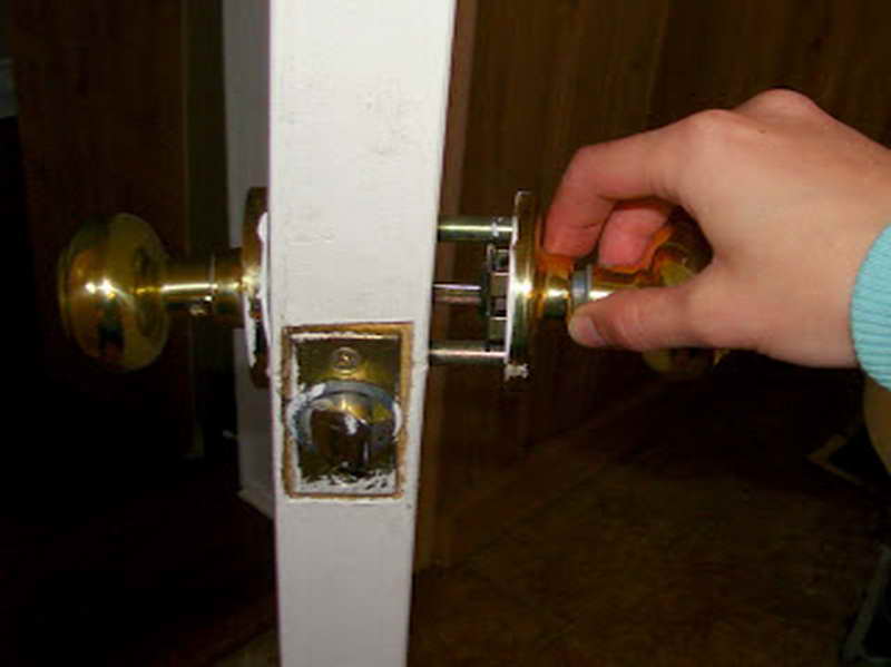 installing a door knob photo - 1