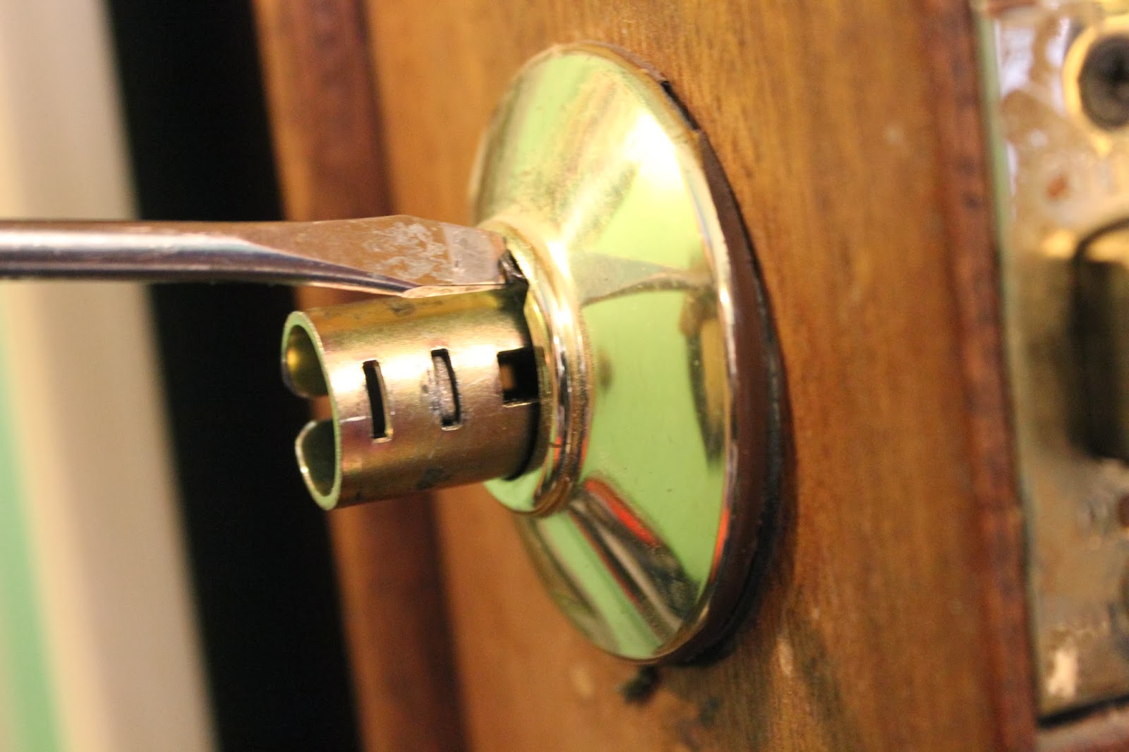 installing a door knob photo - 14