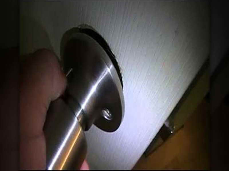installing a door knob photo - 15