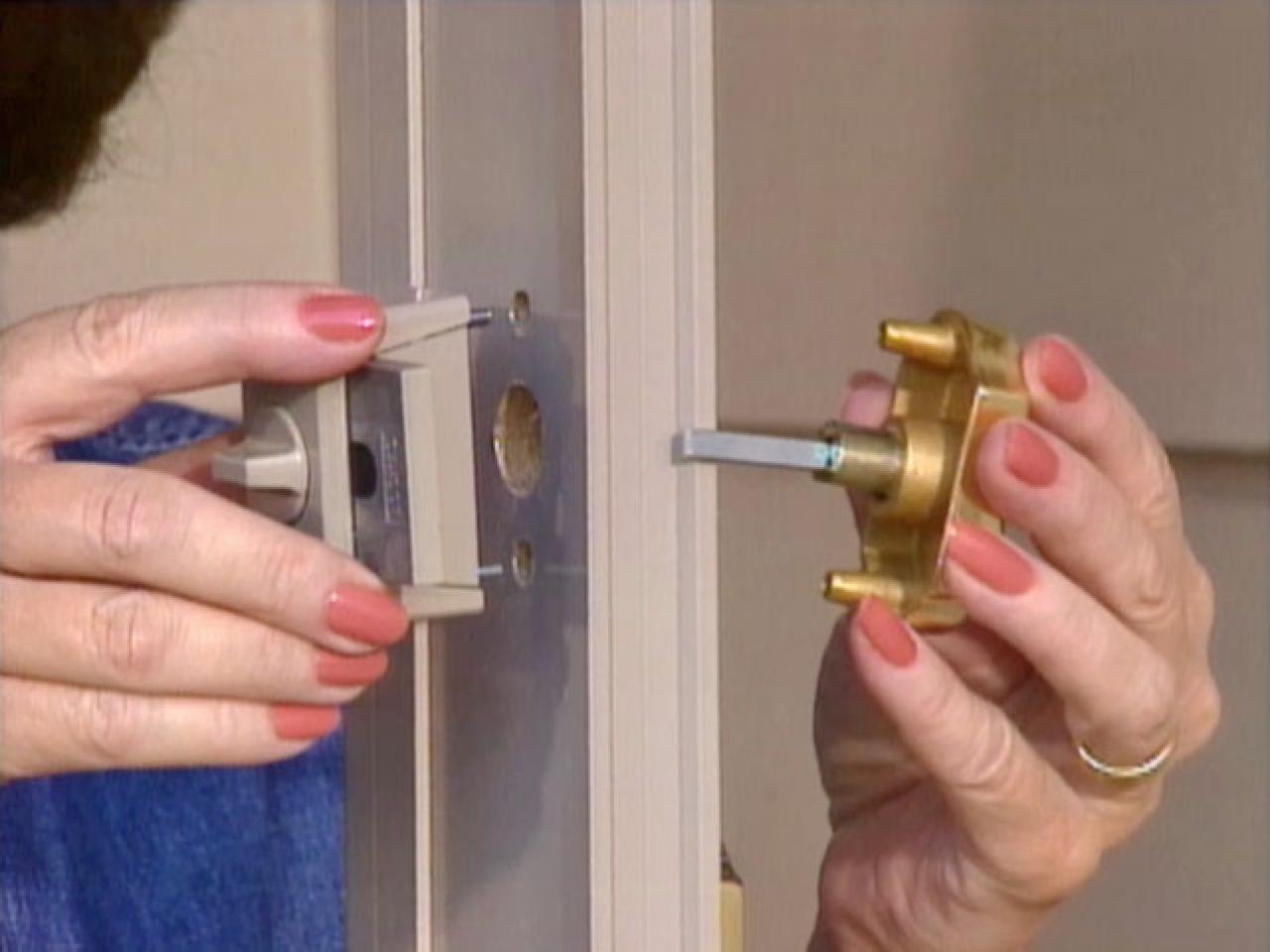 installing a door knob photo - 16