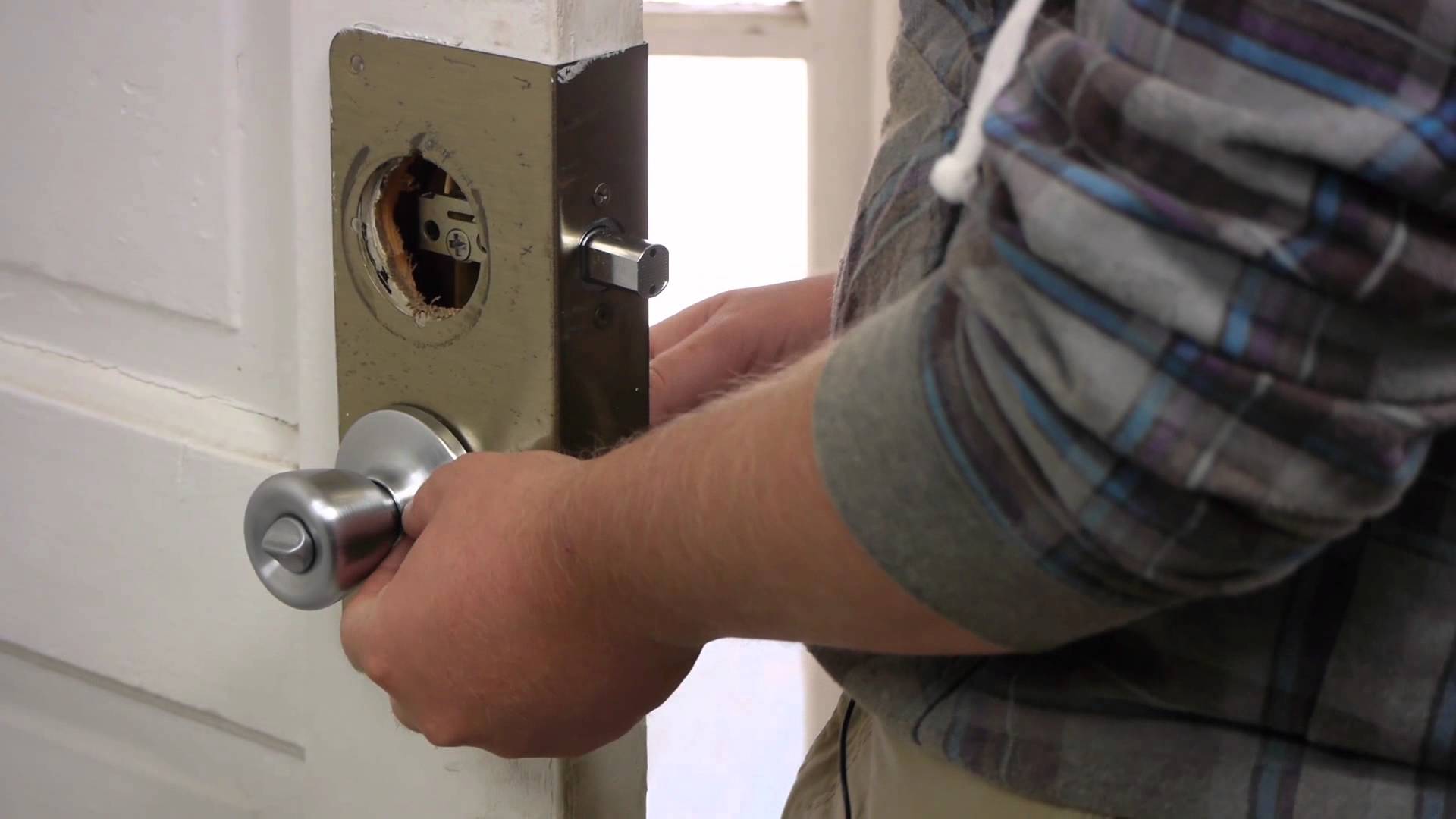 installing a door knob photo - 4