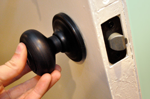installing door knob photo - 20