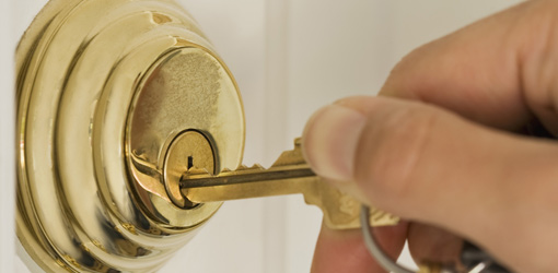key stuck in door knob photo - 10