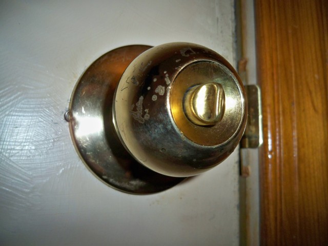 key stuck in door knob photo - 3
