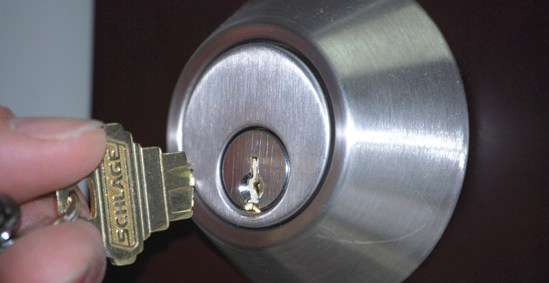 key stuck in door knob photo - 4