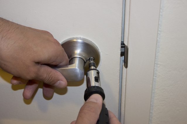 remove door knob without screws photo - 17