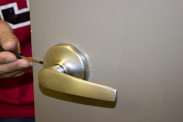 remove door knob without screws photo - 2