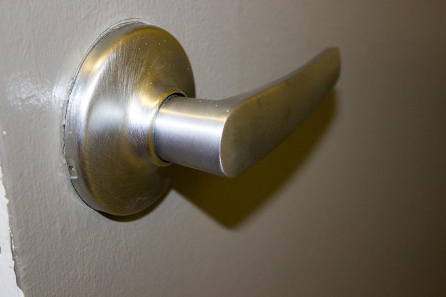 remove door knob without screws photo - 6
