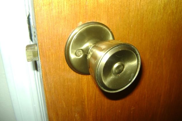 removing door knobs photo - 8