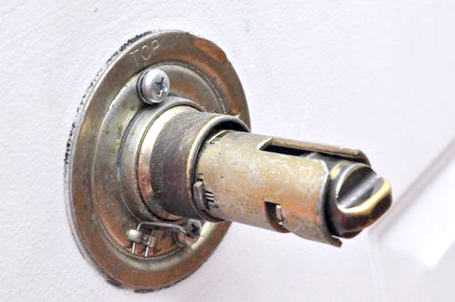removing old door knob photo - 12