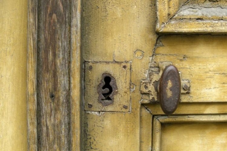 removing old door knob photo - 16