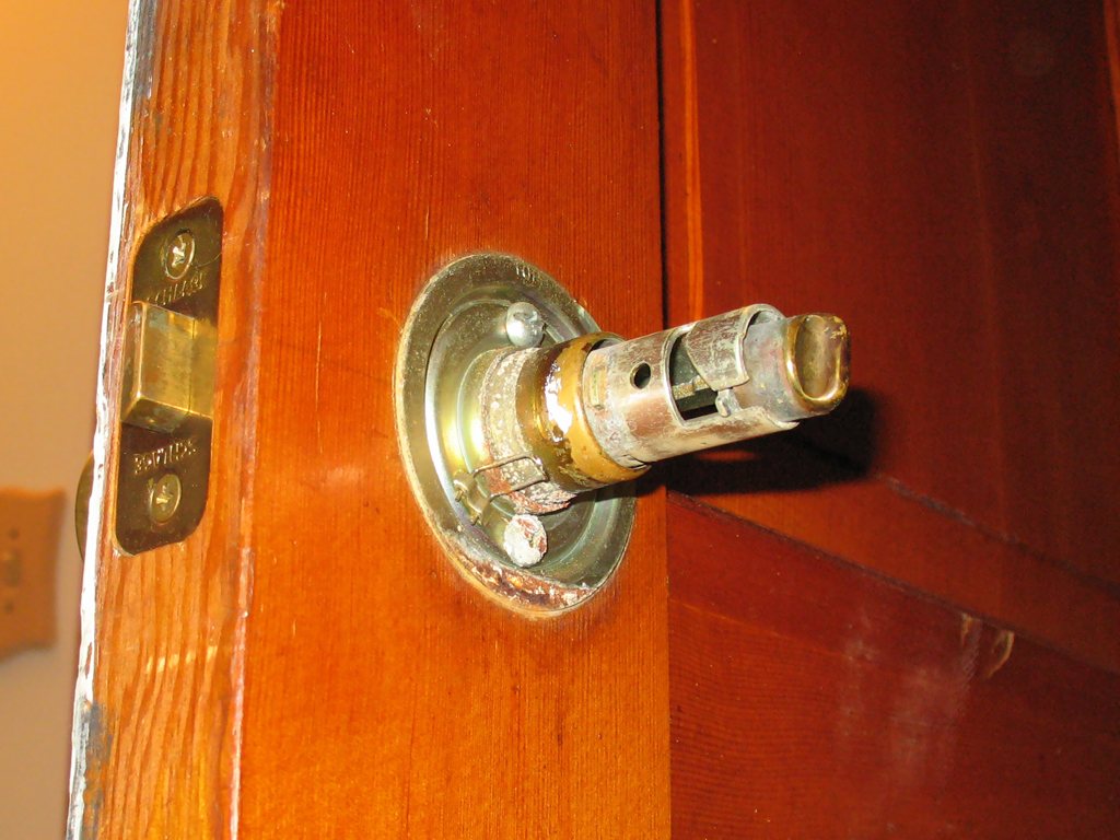 removing old door knob photo - 2