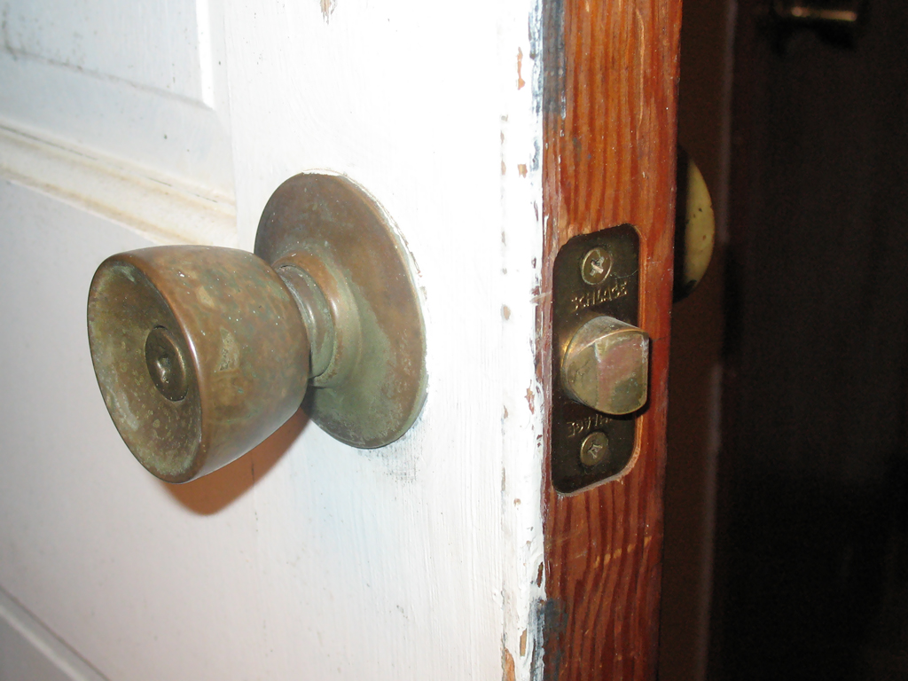 removing old door knob photo - 3