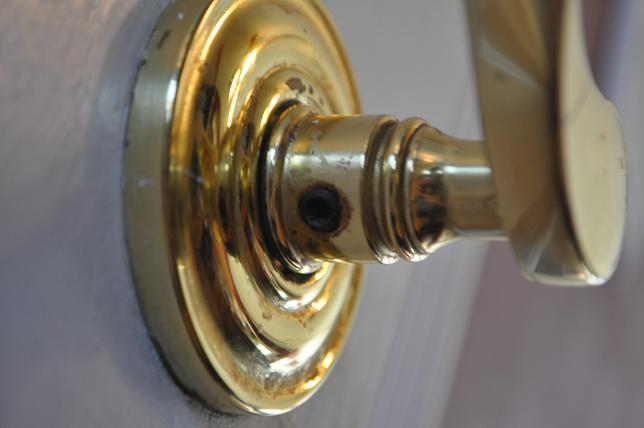 removing old door knob photo - 4