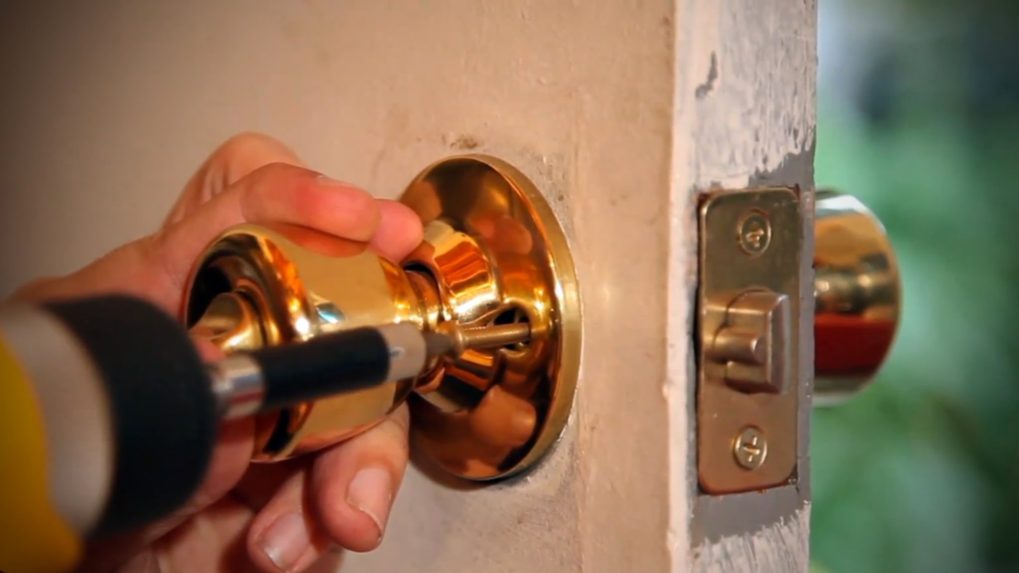 replacing door knobs and locks photo - 3