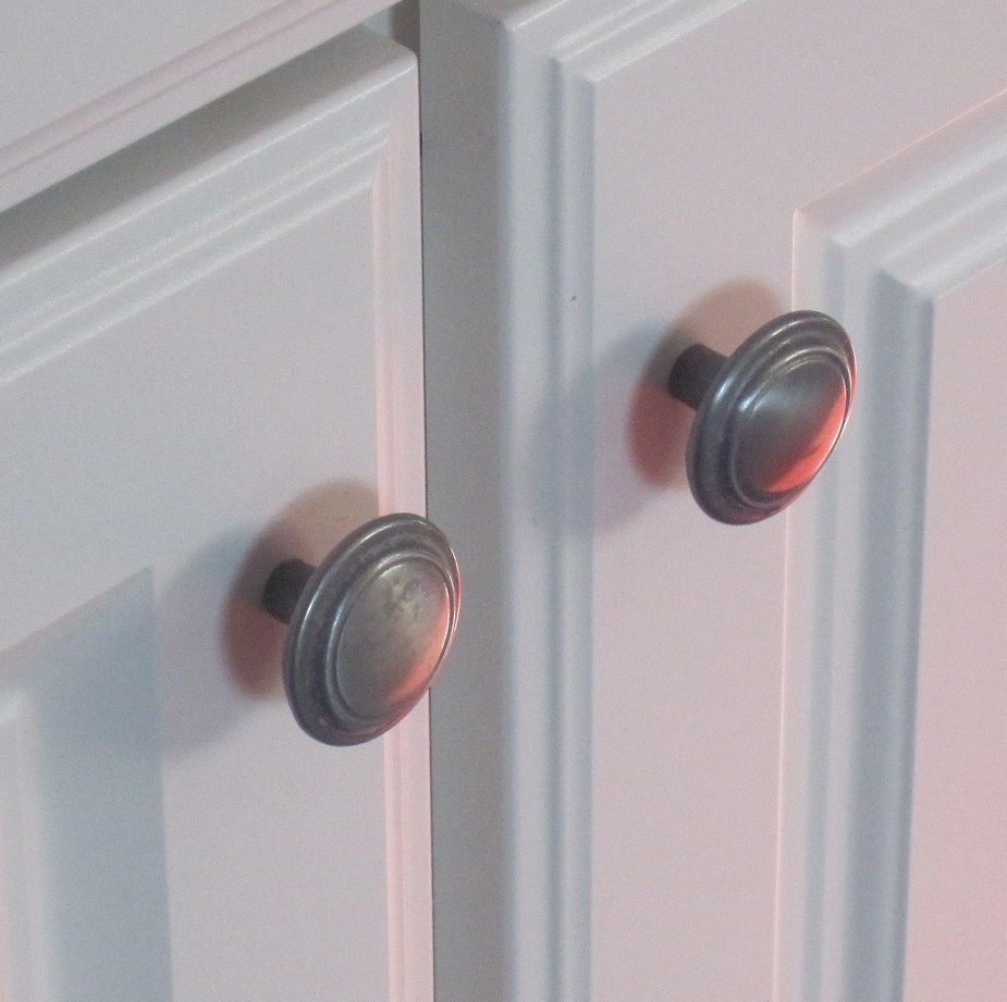 where to put knobs on cabinet doors photo - 2