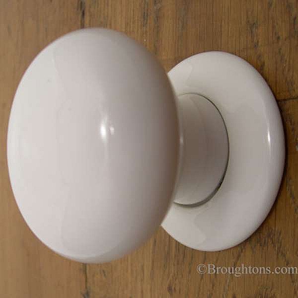 white ceramic door knobs photo - 9
