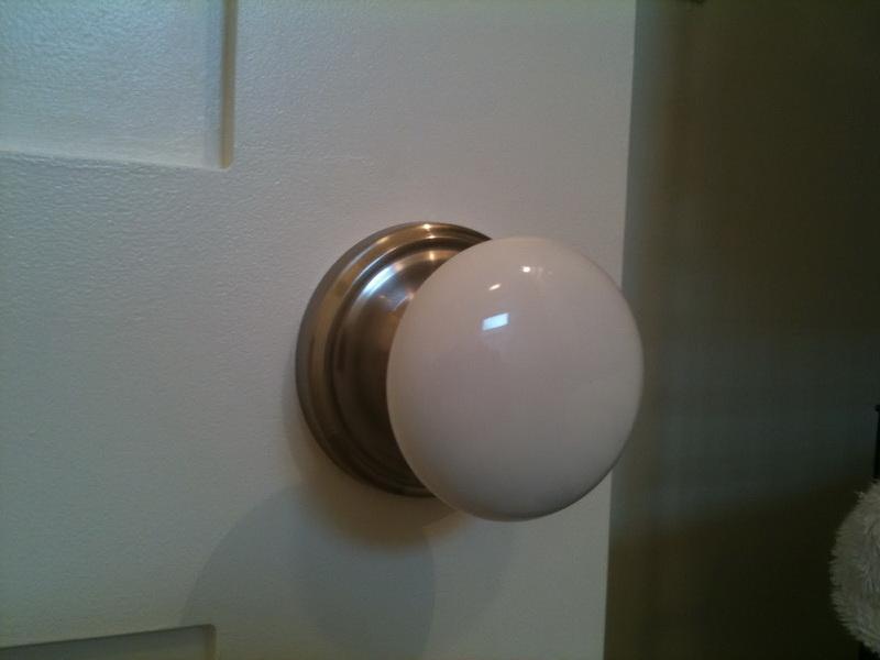white door knobs photo - 13